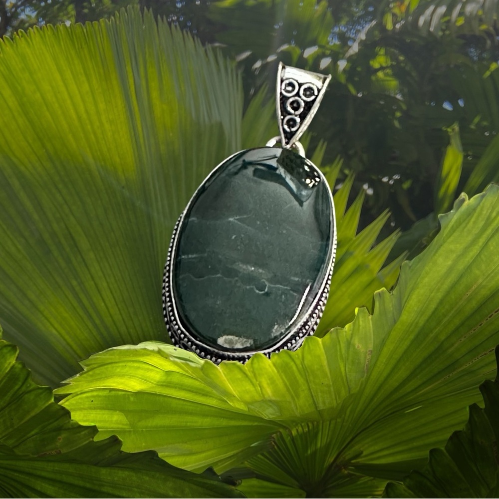 Hand Crafted BLOODSTONE GEMSTONE Dark Green Oval Stone Pendant Necklace